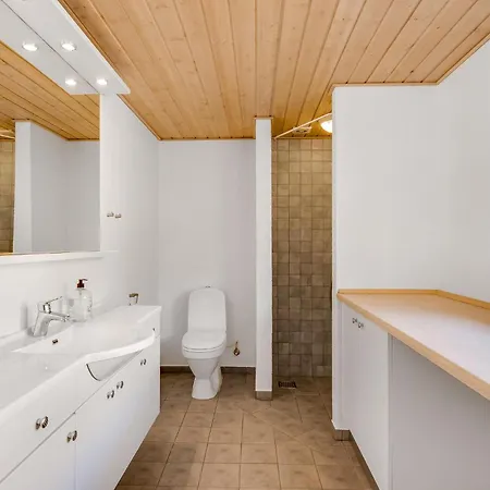 2 Bedroom Lovely In Holiday home