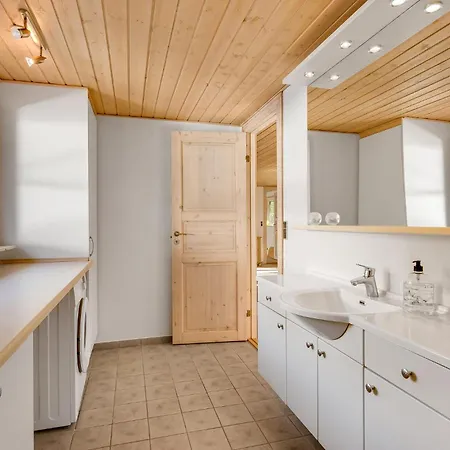 2 Bedroom Lovely In Holiday home